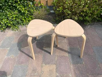 2 houten krukjes beschikbaar voor biedingen