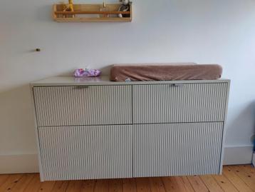 Commode met veel opbergruimte beschikbaar voor biedingen