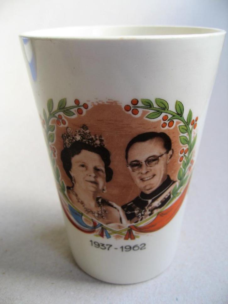 Sphinxs beker Juliana en Bernhard 25 jaar huwelijk 1962, Antiek en Kunst, Antiek | Keramiek en Aardewerk, Ophalen of Verzenden