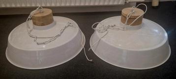 Twee metalen/houten design hanglampen, E27 fitting beschikbaar voor biedingen
