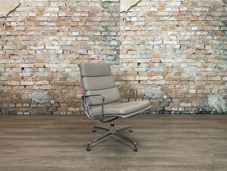 Vitra Soft Pad EA216 bij TheReSales, Huis en Inrichting, Fauteuils, Zo goed als nieuw, Leer, Metaal, 50 tot 75 cm, Minder dan 75 cm