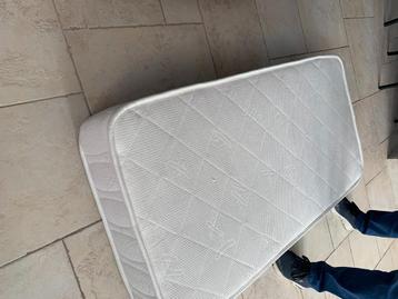 Matras voor baby-, peuter- of kleuterbedje. beschikbaar voor biedingen