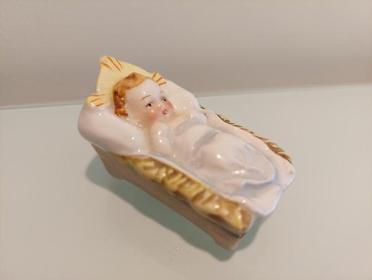 Goebel kerstal figuur Jezus in kribbe HX257C, Verzamelen, Beelden en Beeldjes, Zo goed als nieuw, Hummel, Ophalen of Verzenden
