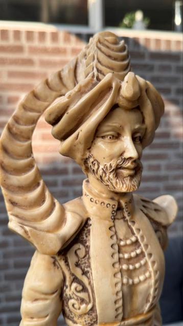 Antiek stijl Oosters krijger beeld –gesigneerd FARO zeldzaam beschikbaar voor biedingen