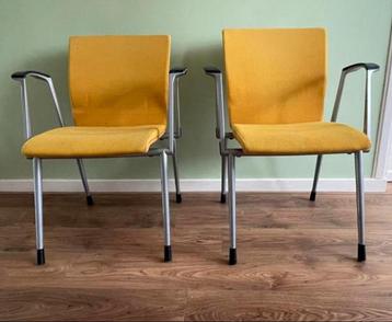 Set van 2 gele stoelen beschikbaar voor biedingen