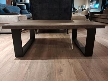 Moderne salontafel met stalen poten €499 voor €299 beschikbaar voor biedingen