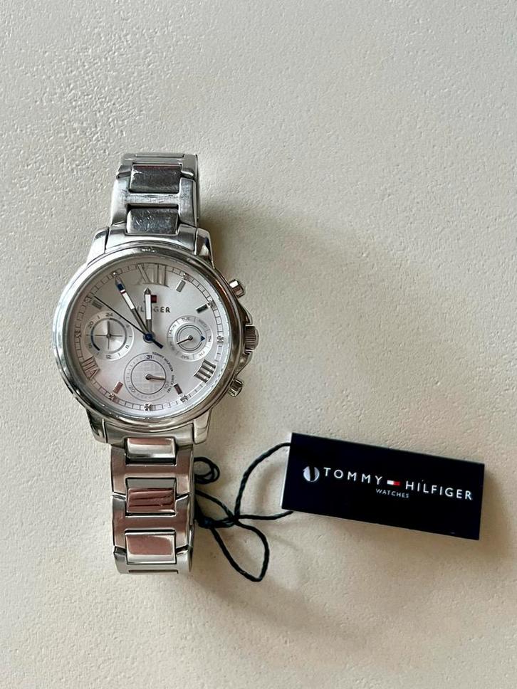 Tommy Hilfiger Dameshorloge zilver stainless steel met doos, Sieraden, Tassen en Uiterlijk, Horloges | Dames, Zo goed als nieuw