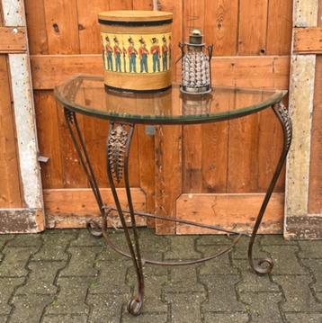 Sidetable tafel metaal kleur messing met glas half rond beschikbaar voor biedingen