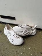 Yeezy Foam Runners Maat 43, Kleding | Heren, Schoenen, Slippers, Verzenden, Zwart, Zo goed als nieuw