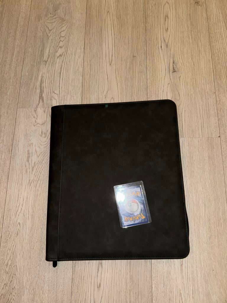 Pokémon Map / binder 9 Pocket - Suède Look - 288 Kaarten, Ophalen of Verzenden, Nieuw, Boek of Catalogus