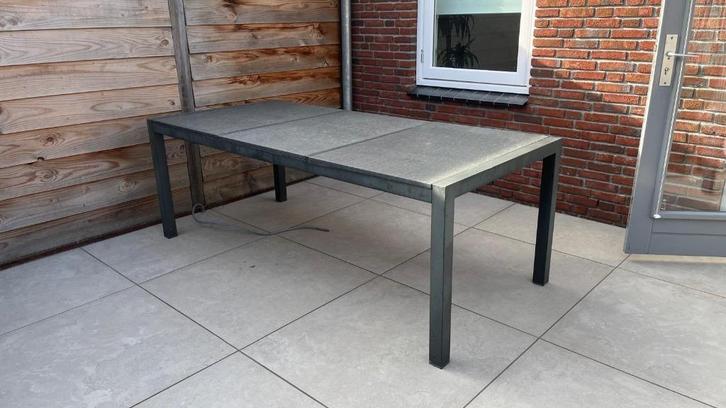 Stijlvolle buiten eettafel – strak design & stevig materiaal, Huis en Inrichting, Tafels | Eettafels, Gebruikt, 50 tot 100 cm