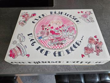 blond theeservies beschikbaar voor biedingen