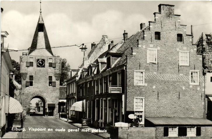 Elburg, Vispoort en oude gevel met pothuis - 1968? gelopen, Verzamelen, Ansichtkaarten | Nederland, Ongelopen, Gelderland, Voor 1920