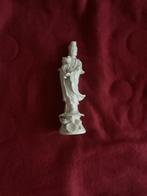 Porseleinen beeldje Guanyin, Blanc de Chine met lotusbloem, Ophalen of Verzenden