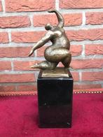 bronzen beeld van een energieke, gezette dame, Ophalen of Verzenden, Brons