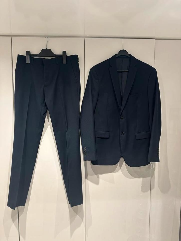 Donkerblauw pak van We maat 48, Kleding | Heren, Kostuums en Colberts, Zo goed als nieuw, Maat 48/50 (M), Blauw, Ophalen of Verzenden
