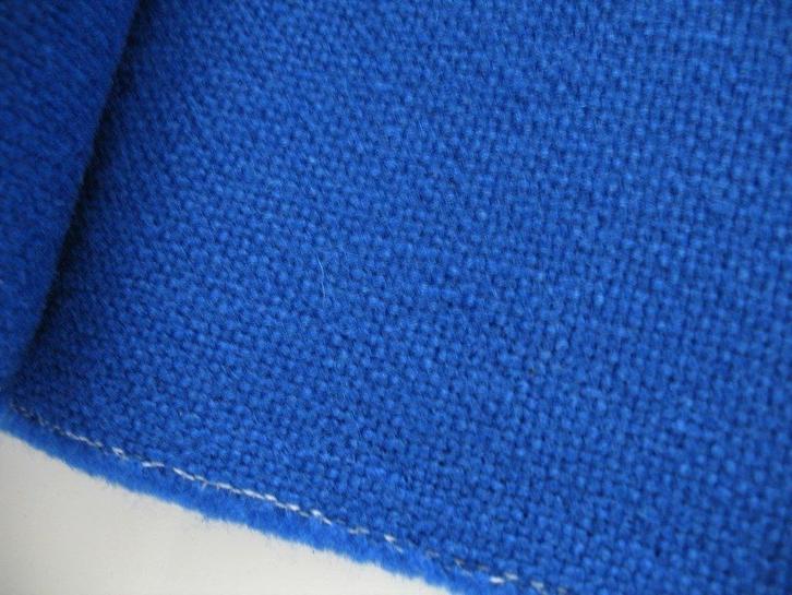 Kvadrat Hallingdal 65 750; hard blauw; restant meubelstof, Hobby en Vrije tijd, Stoffen en Lappen, Nieuw, Wol, 120 cm of meer
