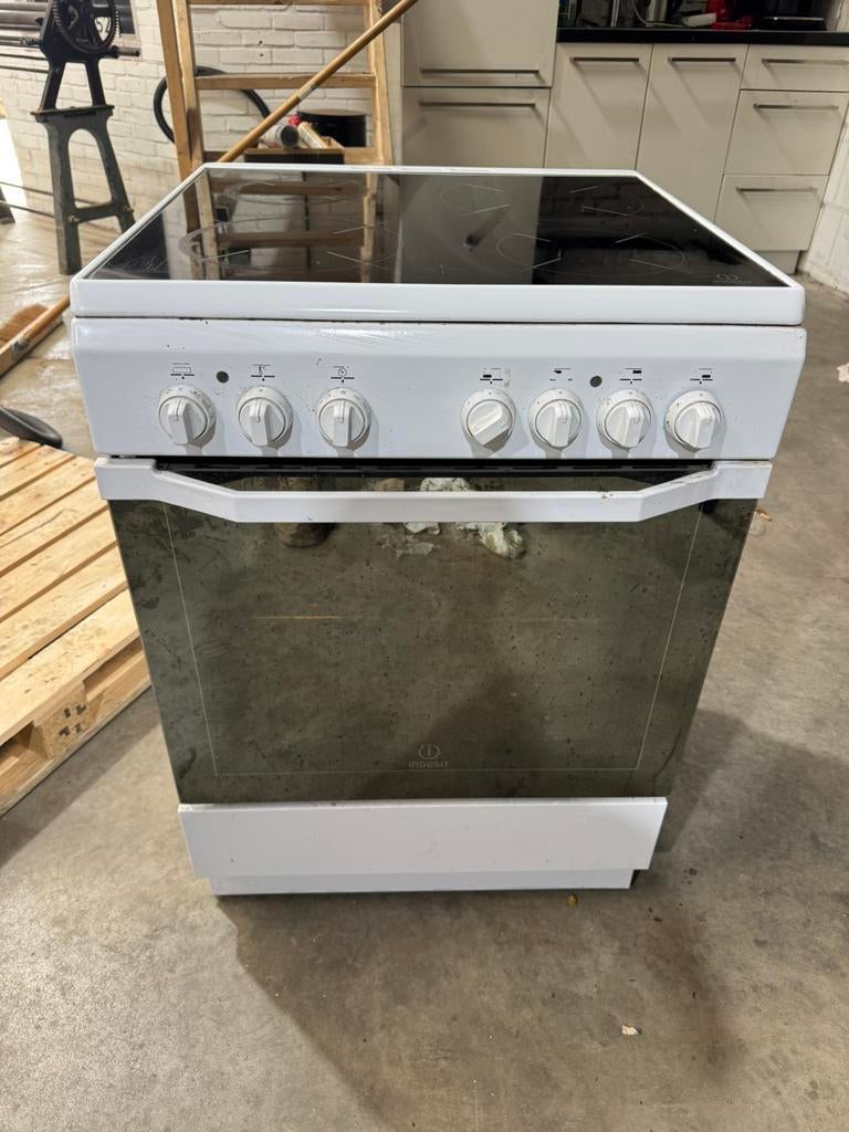 Inductie kookplaat met oven – Indesit – 4 zones – werkt goed, Witgoed en Apparatuur, Fornuizen, Ophalen, 4 kookzones, Zo goed als nieuw