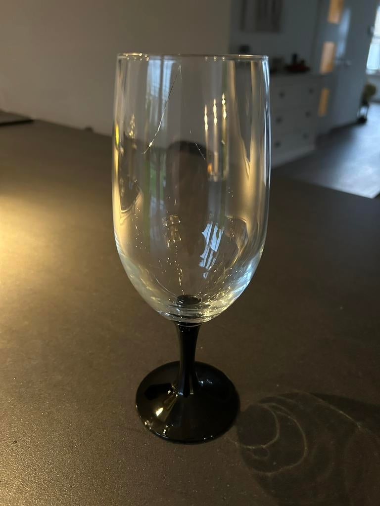 Gezocht: Wijnglas met zwarte voet, Ophalen of Verzenden, Zo goed als nieuw, Overige typen