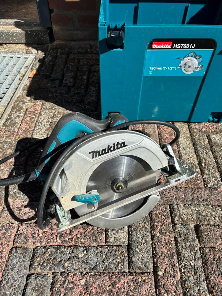 Makita cirkelzaag, Doe-het-zelf en Verbouw, Gereedschap | Zaagmachines, Zo goed als nieuw, Cirkelzaag, 1200 watt of meer, 30 tot 70 mm