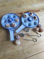 Twee escargot / slakken schaaltjes met slakkenklemmen + huis, Ophalen of Verzenden, Gebruikt