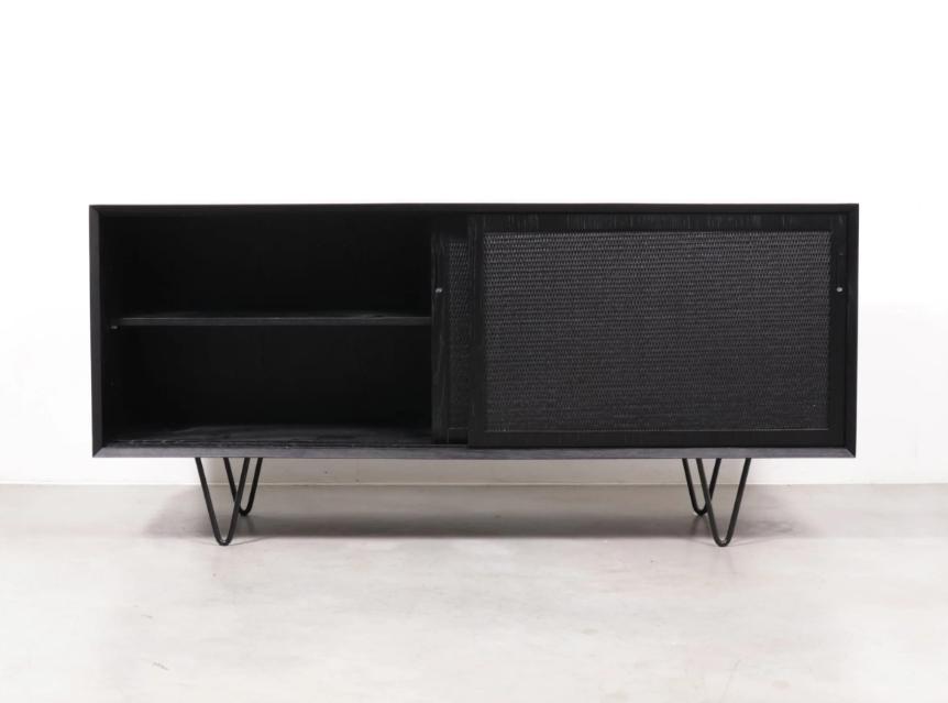 Zwart massief houten TV dressoir met Rotan, Huis en Inrichting, Kasten | Dressoirs, Ophalen, Met deur(en), 100 tot 150 cm, Zo goed als nieuw