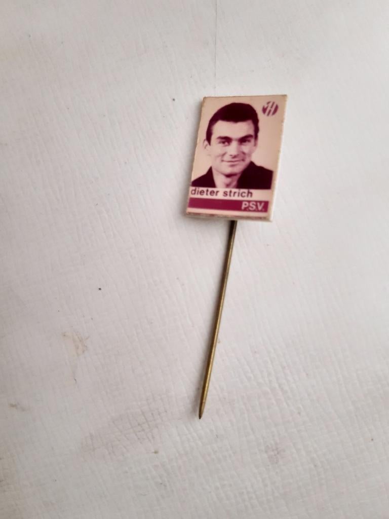 Speldje Dieter Strich >> PSV, Ophalen of Verzenden, Zo goed als nieuw, Sport, Speldje of Pin