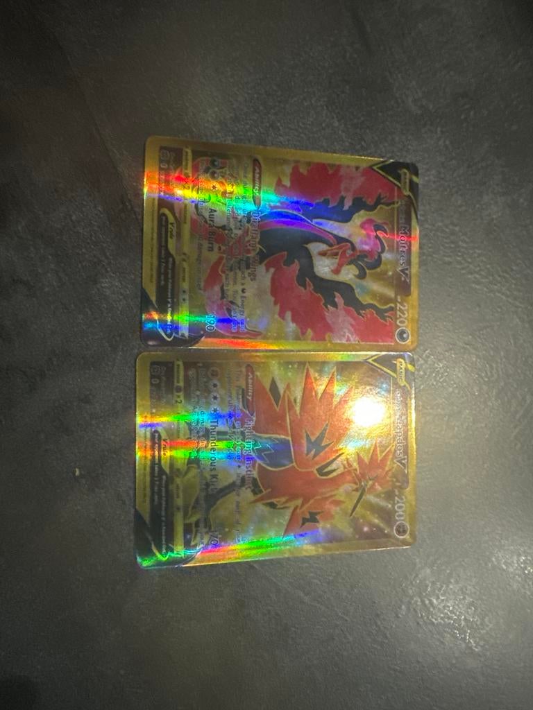 Galarian Moltres V & Galarian Zapdos V (Full Art Gold), Hobby en Vrije tijd, Verzamelkaartspellen | Pokémon, Ophalen of Verzenden