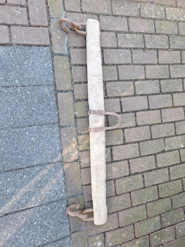 Oude houten juk voor landbouwwerktuigen, Ophalen