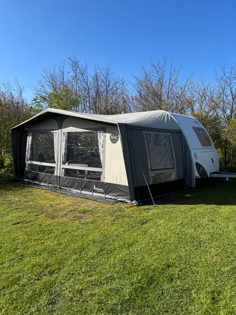 Te koop: Mooie en complete Knaus Südwind 500 FU (2004), Caravans en Kamperen, Caravans, Rondzit, Frans bed, Particulier, Knaus