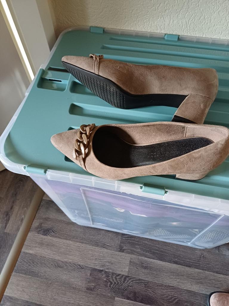 Bruine hakken, Pumps, Beige, Ophalen of Verzenden, Zo goed als nieuw