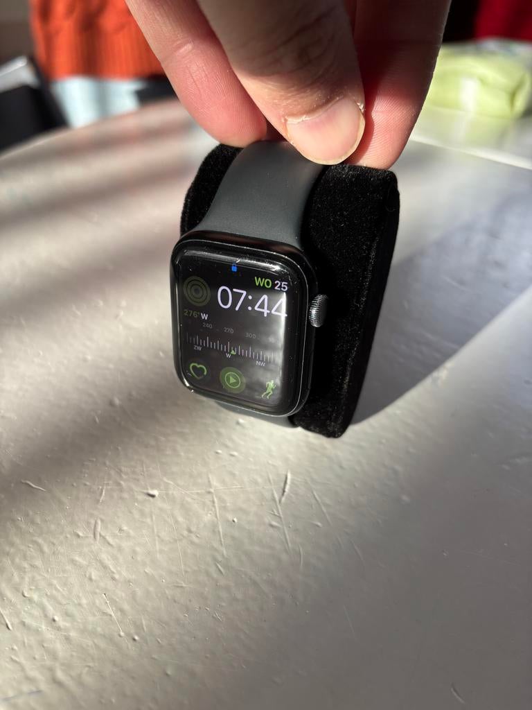 Apple Watch SE 44 mm zwart, Gebruikt, Zwart, IOS, Ophalen of Verzenden
