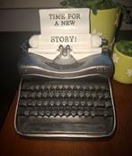 Beeld van een zwart / zilverkleurige typemachine met tekst, Ophalen of Verzenden