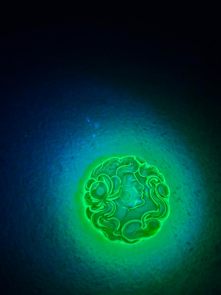 Grote uranium knoop met vrouwengezicht, Antiek en Kunst, Ophalen of Verzenden