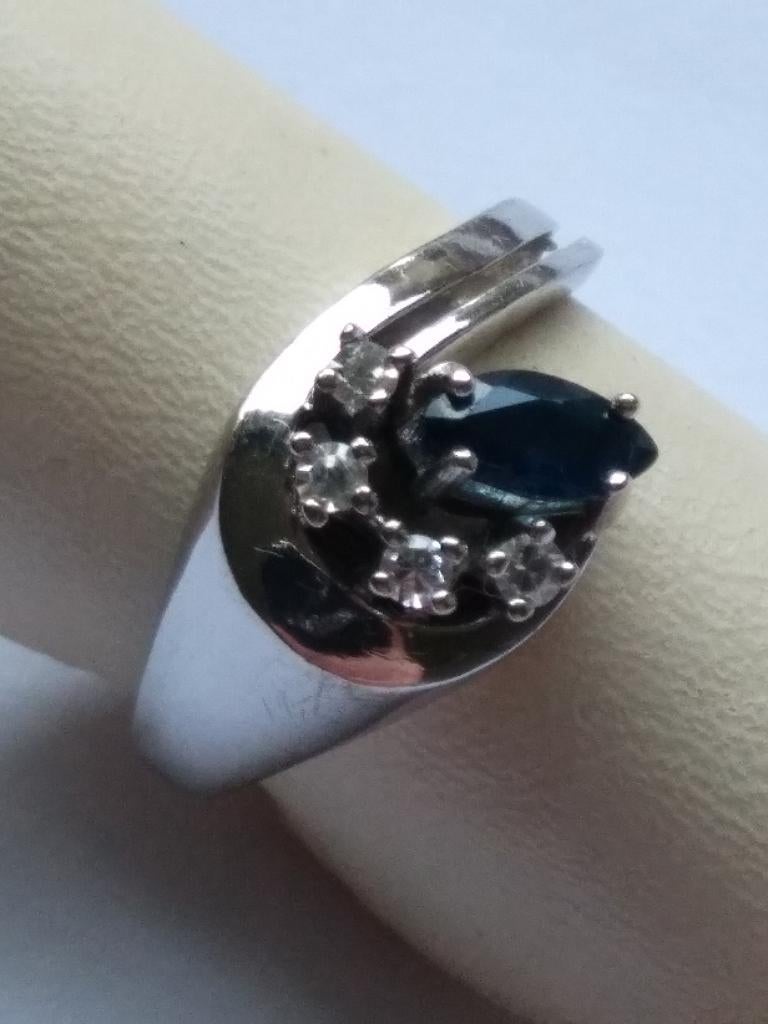 witgouden RING maat 15,5 met blauwe Saffier en4 Briljanten, Blauw, Ophalen of Verzenden, Met edelsteen, Dame