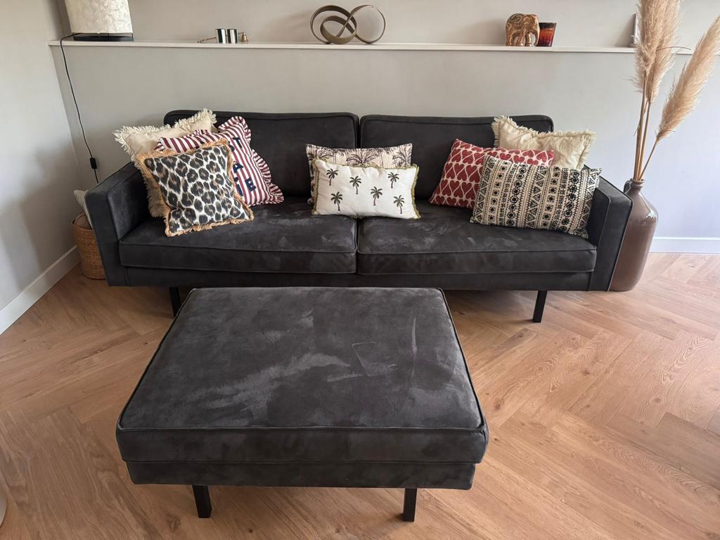 Prachtige antraciet driezitsbank met hocker - Lederlook, Ophalen, Driepersoons, Zo goed als nieuw, Rechte bank