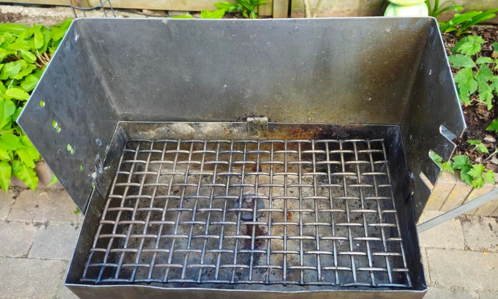 Rvs barbecue met afschroefbare poten t.e.a.b, Tuin en Terras, Houtskoolbarbecues, Ophalen