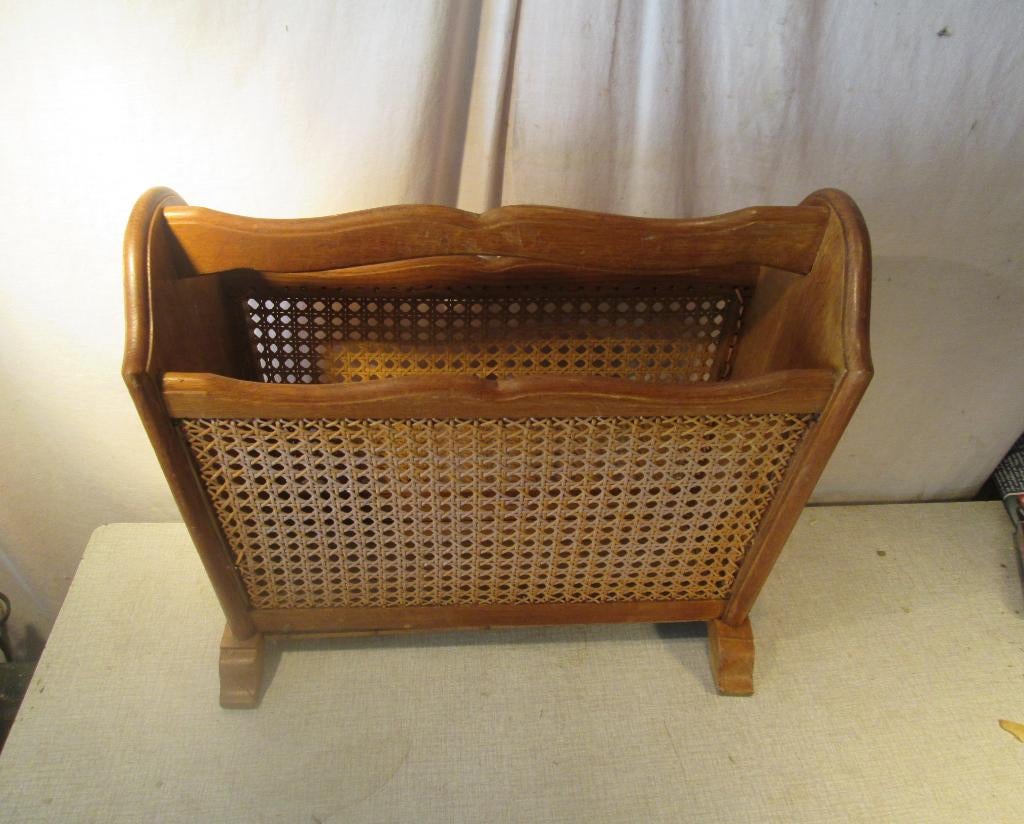 Mooie retro Krantenbak in hout en riet, Ophalen of Verzenden, Zo goed als nieuw