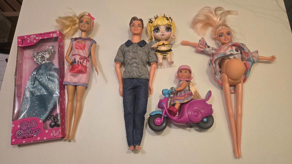 15 barbies en 7 kleinere popjes, Ophalen of Verzenden, Gebruikt, Pop