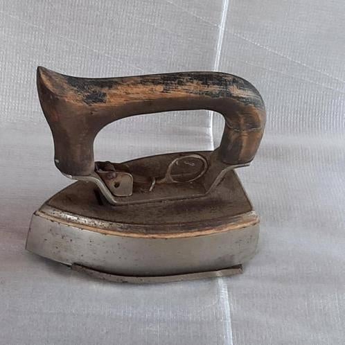 Zwaar, antiek kolen-strijkijzer met onderzetter, Antiek en Kunst, Ophalen