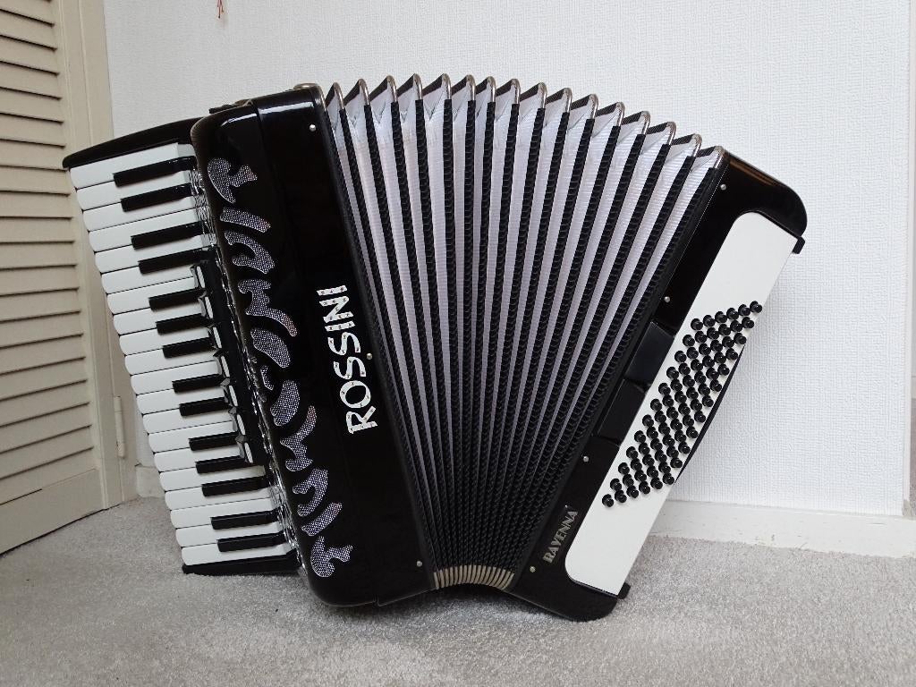 Rossini Ravenna 72 bas, 72-bas, Met koffer, Toetsaccordeon, Zo goed als nieuw