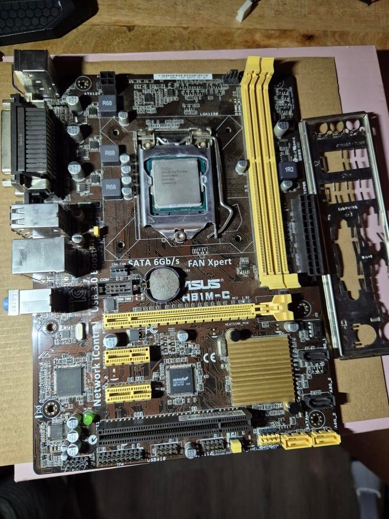 Moederbord + cpu, Computers en Software, Moederborden, DDR3, Ophalen of Verzenden, Micro-ATX, Niet werkend