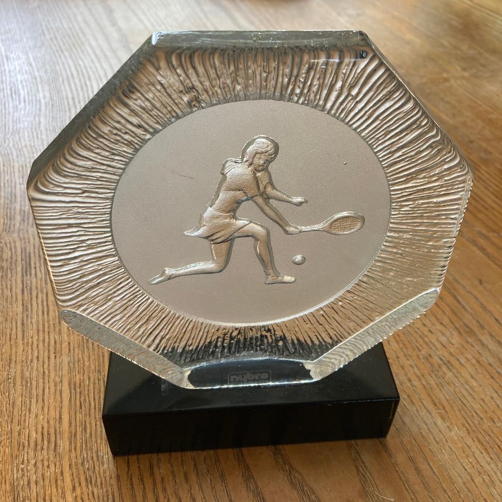 Beeld Nybro Sweden glazen blok glas tennis tennisster, Ophalen of Verzenden