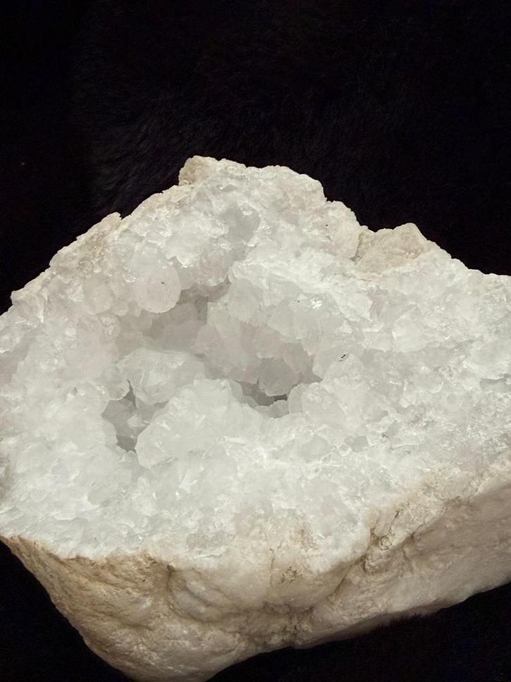 Prachtige Bergkristal Geode - Natuurlijke Decoratie, Sieraden, Tassen en Uiterlijk, Edelstenen, Zo goed als nieuw, Ophalen of Verzenden