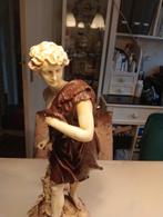 Vintage Beeldje: Klassieke Figuur met Dierenhuid, Ophalen of Verzenden