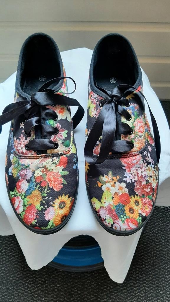 Leuke fleurige zonnebloem zomerschoenen maat 40, Kleding | Dames, Ophalen of Verzenden, Gedragen, Overige kleuren, Sneakers of Gympen