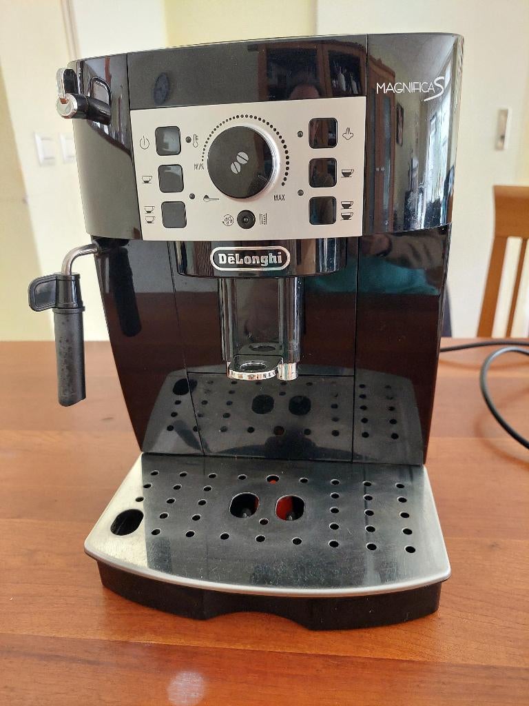 DeLonghi Magnifica S Koffieautomaat, Witgoed en Apparatuur, Koffiezetapparaten, Gebruikt, Gemalen koffie, Koffiebonen, Koffiemachine