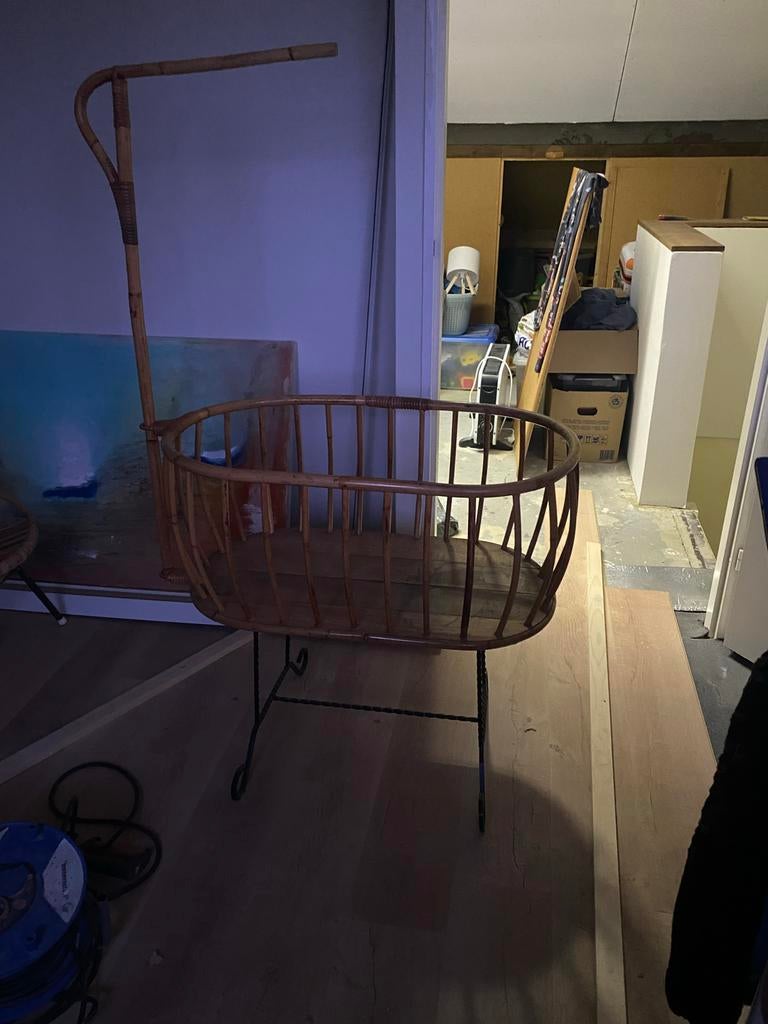 Rotan wiegje met zwart stalen onderstel, Kinderen en Baby's, Babywiegjes en Ledikanten, Ophalen, Gebruikt, Wieg