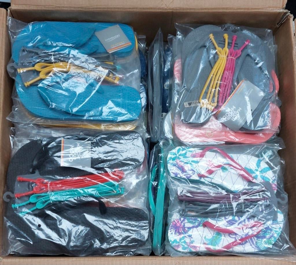 Partij verkopen! Diverse Match your
mood slippers 50 paar, Ophalen of Verzenden, Nieuw, Overige maten