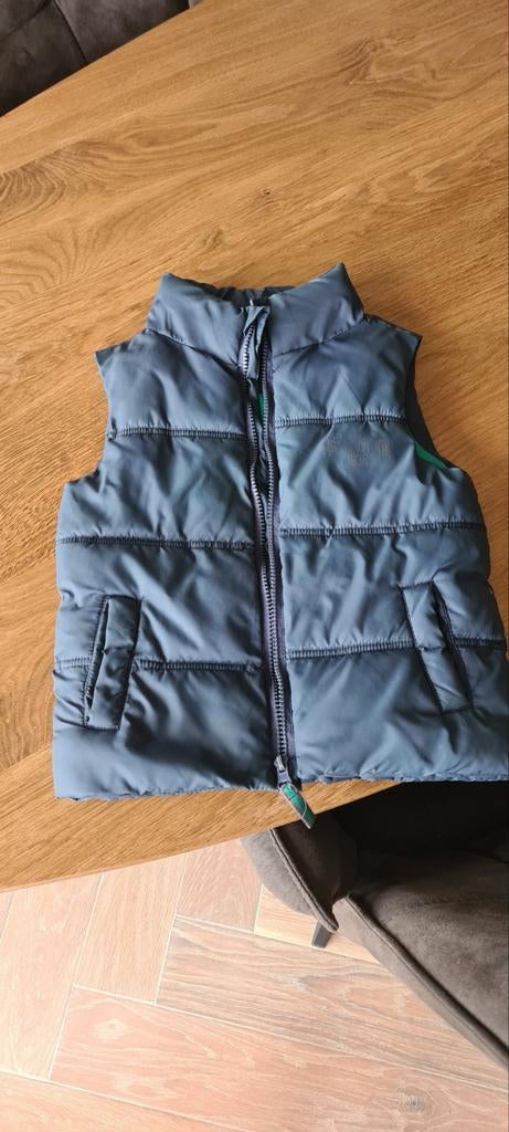 Stoer gewatteerd bodywarmer voor jongens, Kinderen en Baby's, Kinderkleding | Maat 116, Ophalen of Verzenden, Zo goed als nieuw